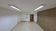 Showroom 66 m2, kancelář 11 m2 a 11,50 m2, Trutnov